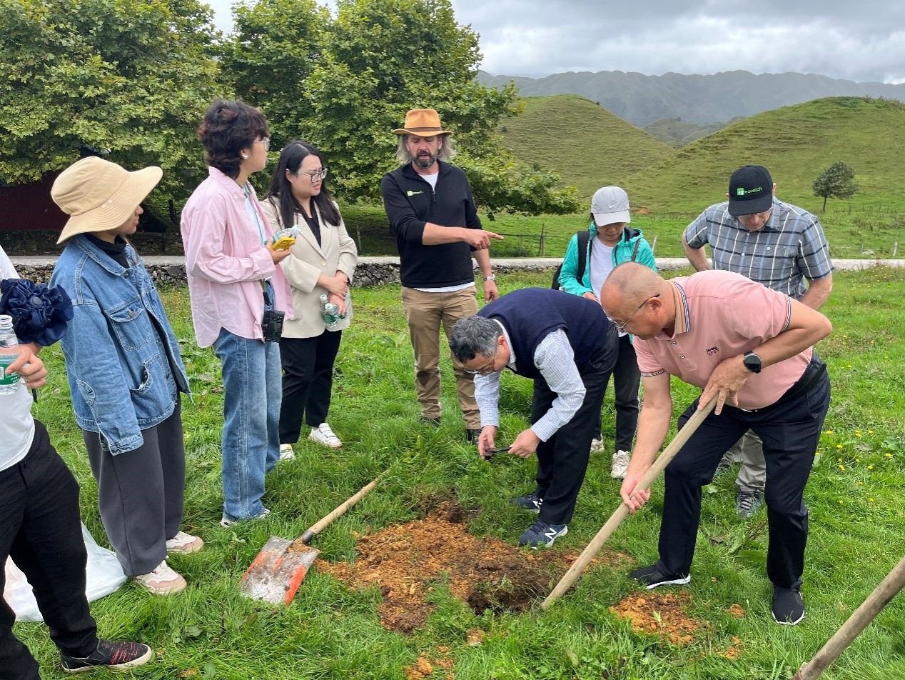 新西兰专家在南山牧场考察